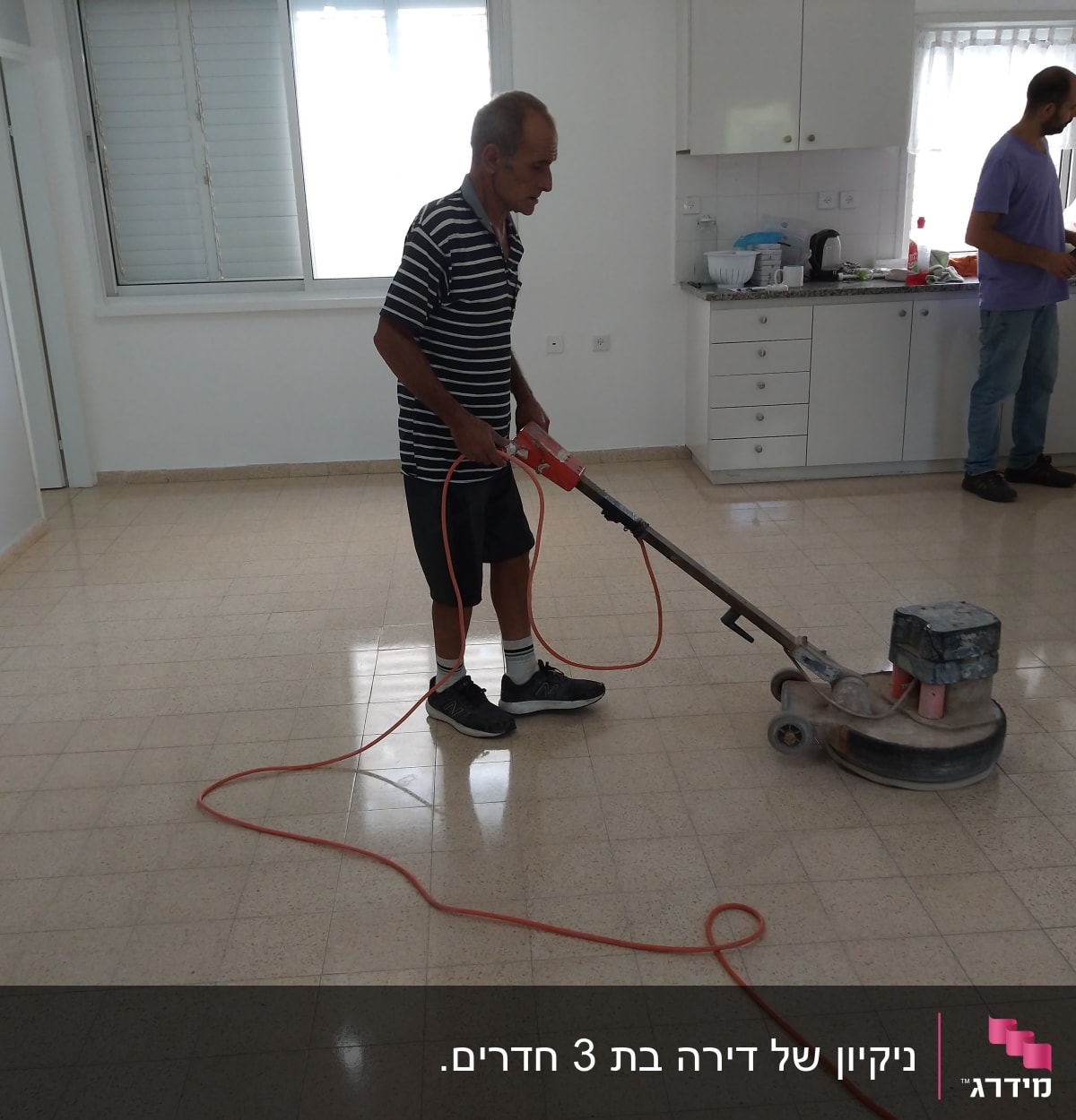 אדם מנקה רצפה עם מכונת פוליש חשמלית